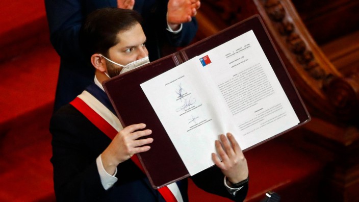 Chile: Chiles Präsident Gabriel Boric präsentiert den Verfassungsentwurf im Nationalkongress in Santiago.