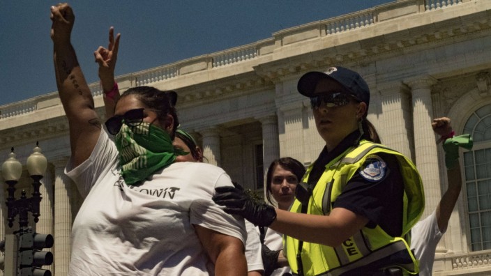 Privatsphäre: Nach dem Richterspruch gingen viele Frauen in Washington auf die Straße, um zu demonstrieren. Ein grünes Halstuch ist ihr Erkennungszeichen.