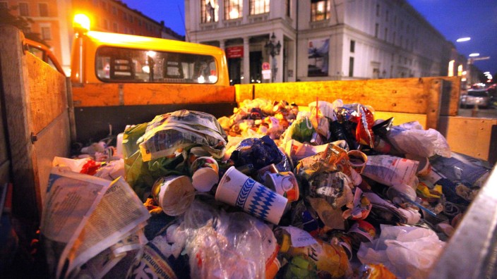 Umweltschutz: Die Müllmengen, die Münchner wie hier auf dem Gärtnerplatz hinterlassen, sollen deutlich reduziert werden.