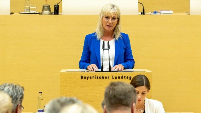 Internationaler Tag zur Beseitigung von Gewalt gegen Frauen: Sozialministerin Ulrike Scharf (CSU) bei ihrer Regierungserklärung im Juli im bayerischen Landtag.