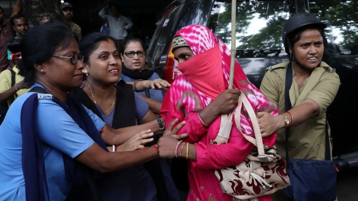 Indien: Selbsterfüllende Prophezeiung? Bei einem Protest gegen Gewalt gegen Muslime wird eine Demonstrantin verhaftet.