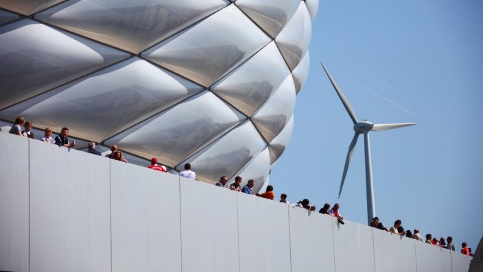 Energiewende in München: Windrad vor der Fußballarena im Münchner Norden