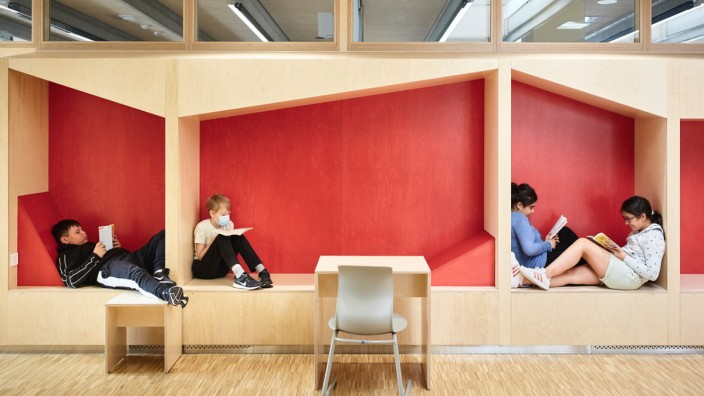 Architektur von Schulen: Die gemütlichen Sitznischen als Rückzugsorte wurden von den Schülern der Kooperativen Gesamtschule Leeste selbst entworfen.