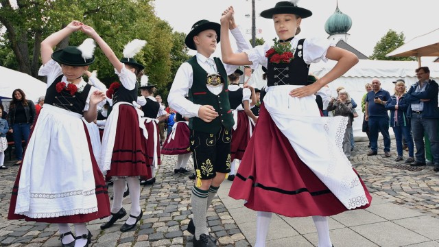 Gröbenzell: Stammgast beim Bürgerfest: Der Trachtenverein Almfrieden trägt regelmäßig mit seinen Vorführungen zum Programm bei, wie hier 2019. In diesem Jahr tritt auch das Olchinger Männerballett auf.