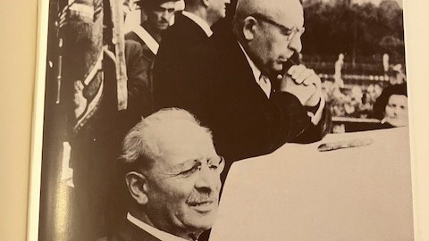 Gröbenzell: Festakt zur Gemeindegründung Gröbenzells mit Innenminister Wilhelm Hoegner (sitzend) und Bürgermeister Bernhard Roeßner.