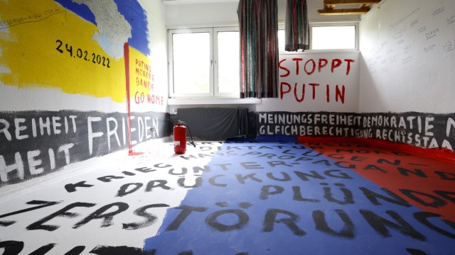 Ausstellung im neuen Kunstpavillon in Hallbergmoos: In einem der anderen Räume haben Jugendliche ihre Gedanken zum Krieg in der Ukraine zum Ausdruck gebracht. Sie fordern Freiheit und Frieden für das Land.