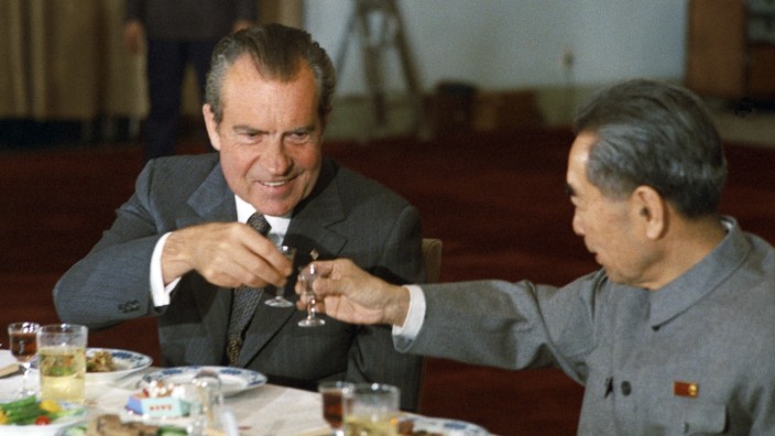 U.S. President Richard Nixon s 1972 visit to the People s Republic of China was an important step in formally normalizi