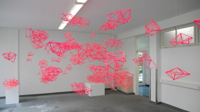 Kunstmesse: Verena Friedrich lässt ihre leuchtenden "Cyber Clouds" durch das Erdgeschoss schweben.