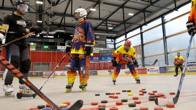 Inlinehockey in Freising: Die Zement Hacklazz trainieren nicht auf Eis, sondern auf Beton. Erst im Winter werden die Rollen wieder gegen Kufen eingetauscht.