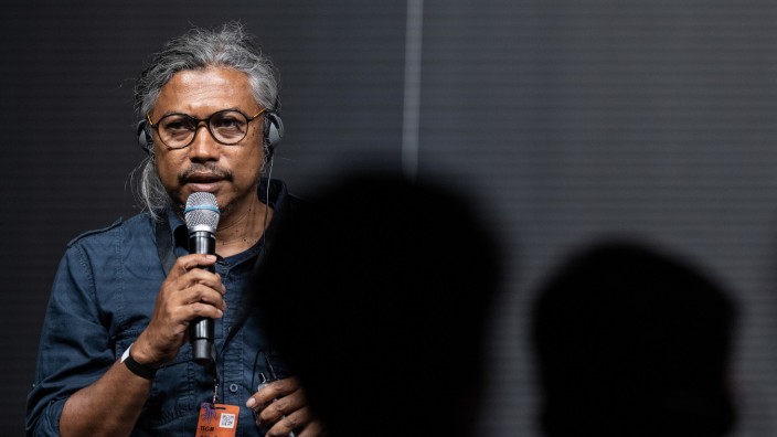 Antisemitismus auf der Documenta: Ruangrupa-Mitglied Ade Darmawan verliest bei einer Podiumsdiskussion Ende Juni ein kurzes Statement. An der Diskussion nimmt er nicht teil.
