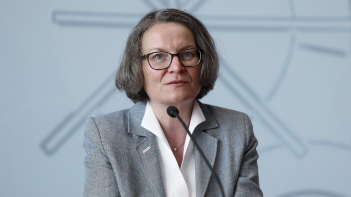 Kommunen: Kann ihren Zeitplan jetzt doch nicht einhalten: Nordrhein-Westfalens Kommunalministerin Ina Scharrenbach (CDU).