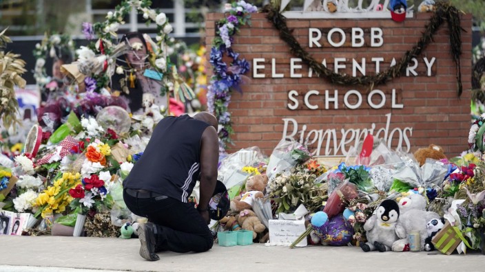 Massaker an Grundschule in Texas: Trauer um die Toten an der Robb Elementary School in Uvalde.