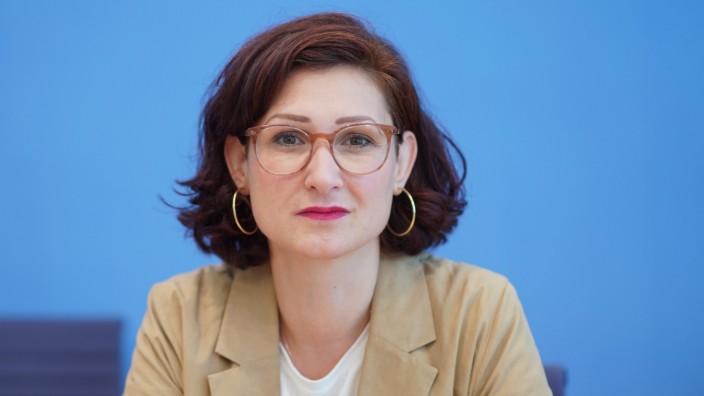 Bundestag: "Mit meiner Arbeit überzeugen": Ferda Ataman, 43, ist trotz viel Gegenwind nun Bundesbeauftragte für Antidiskriminierung.