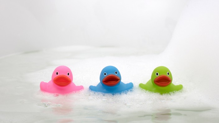 Pink, green and blue duck in a bathtub, surrounded by soap Copyright: xMichaxKlootwijkx 27260220
