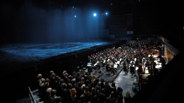 Festival Aix-en-Provence: Oper in einer ehemaligen Handballhalle - ein riesiger schwarzer Betonraum.