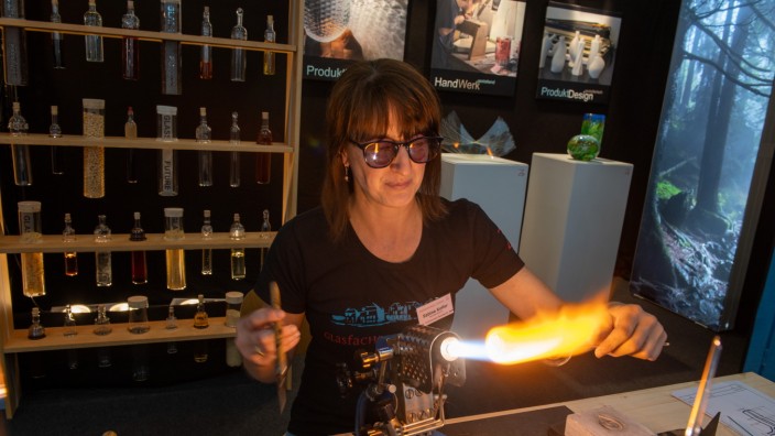 Internationale Handwerksmesse München: Mit Feuer versucht Sabine Koller, ihren Beruf bekannter zu machen. Sie ist Glasapparatebläserin und präsentiert ihr Handwerk auf der Internationalen Handwerksmesse in Riem.