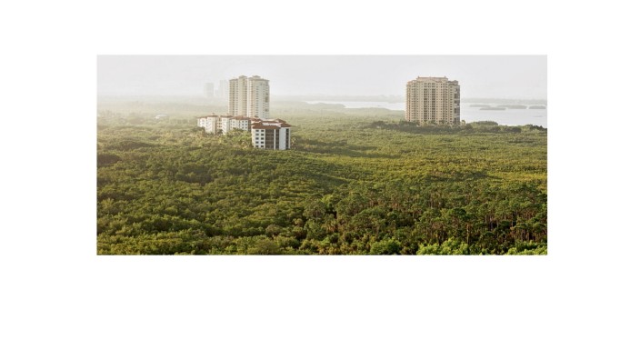 Anastasia Samoylovas Fotoband "Floridas": Vom Tropenwald verschluckt: New Condominiums, Bonita Springs, 2021, aus dem Bildband "Floridas".