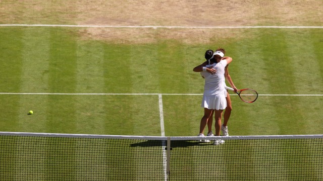 Tatjana Maria in Wimbledon: Ons Jabeur und Tatjana Maria sind gut befreundet - nach der Partie umarmen sie sich lange.