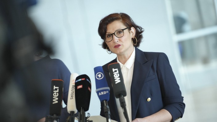 Bundestag: Ferda Ataman nach der Wahl im Bundestag zur neuen Bundesbeauftragten für Antidiskriminierung.