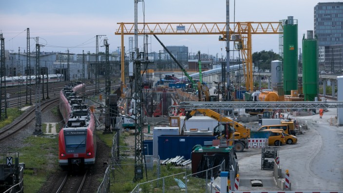 S-Bahn-Ausbau in München: Links die Stammstrecke, rechts wohl noch auf Jahre Baustelle: Die zweite S-Bahn-Röhre dürfte nicht vor 2037 fertig werden.