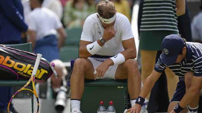 Nadal-Rückzug in Wimbledon: Und wieder leidet er: Rafael Nadal saß bei der Partie gegen Taylor Fritz mehrmals auf dem Stuhl und kämpfte mit den Schmerzen, die seine Bauchmuskelverletzung verursachte.