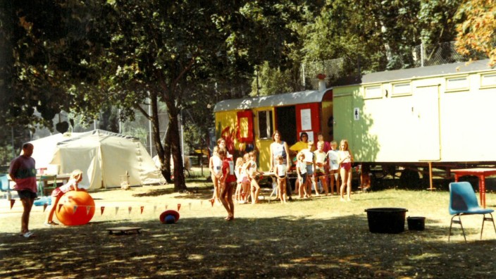 Jubiläum: Das Spielmobil, hier ein Foto aus den 1980er Jahren, ist ein Angebot des Kreisjugendrings.