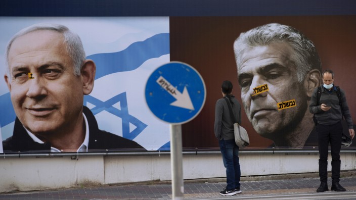 Israel: Plakate von Benjamin Netanjahu (l.) und dem gegenwärtigen Übergangspremier Jair Lapid. Netajahu hatte reiche Gönner.