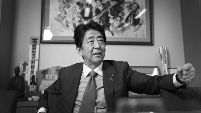 Zum Tod von Shinzō Abe: Auch mit 67 hatte Shinzō Abe noch die Energie, auf die Straße zu gehen, mit den Menschen zu diskutieren. Dieses Bild zeigt ihn im Dezember 2021.