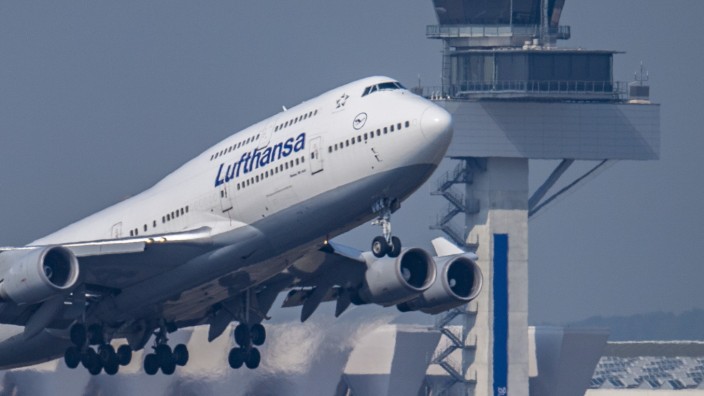 Eine Boeing 747 der Lufthansa startet in Frankfurt
