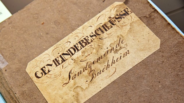 Ein Blick in die Archive: SZ-Serie: Gehört zu den ältesten Stücken im Archiv: ein Sitzungsbuch des Gemeinderates von 1839, der Name der Gemeinde lautet damals "Buchheim".