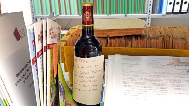 Ein Blick in die Archive: SZ-Serie: Geschenk einer Partnergemeinde: eine Flasche Rotwein, Jahrgang 2016.