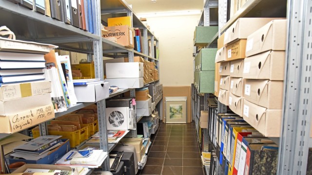 Ein Blick in die Archive: SZ-Serie: Regale voller Schachteln und Ordner: Blick in den Archivraum.