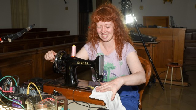 Ausstellungsreihe "Transformationen": Stephanie Müller bereitet die Performance mit Alltagsgegenständen vor. Eine mehr als hundert Jahre alte englische Handkurbel-Nähmaschine gehört dazu.