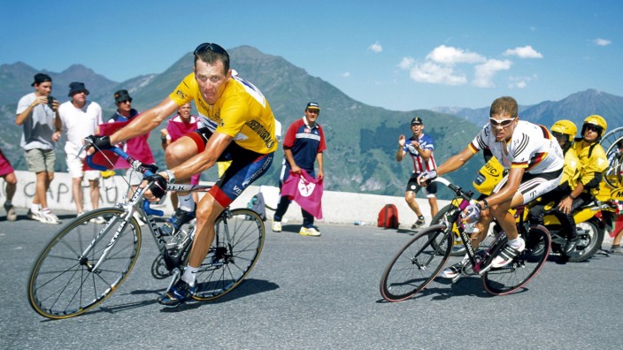 Interview mit Ex-Radprofi Bassons: Anführer des Mobs: Lance Armstrong (links vor Jan Ullrich) manipulierte den Radsport wie wenige andere, sagt Christophe Bassons. Er selbst bekam den Unmut des Dominators zu spüren und wurde von seinem eigenen Team geschnitten. Aber, sagt Bassons heute: Armstrong könne auch Gutes tun. Zum Beispiel Ullrich in einer Krise beistehen.