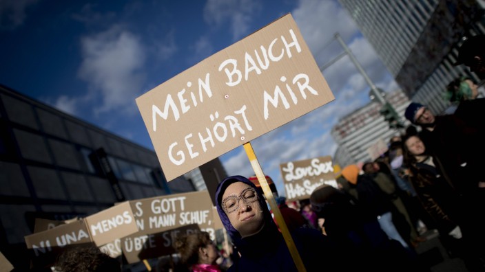 Schwangerschaftsabbrüche: Weg vom Strafrecht bei Abtreibungen - geht das? Eine Demonstration zum Weltfrauentag in Berlin.