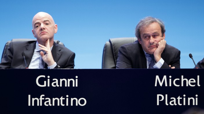 Fifa-Prozess: Damals noch Kollegen: Der heutige Fifa-Präsident Gianni Infantino (links), seinerzeit Uefa-Generalsekretär, und der damalige Uefa-Präsident im Jahr 2015.
