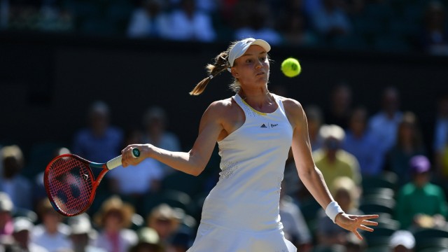 Frauen-Endspiel in Wimbledon: Spult fast regungslos ihr offensives, mutiges Grundlinientennis runter: Jelena Rybakina.
