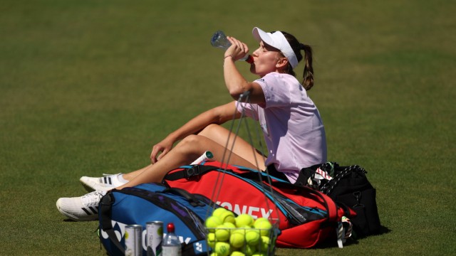 Frauen-Endspiel in Wimbledon: Als wäre sie beim Picknick mit Tennisbällen: Jelena Rybakina am Tag vor dem Frauenfinale.