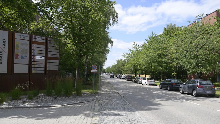 SEK-Übung in Kirchheim: Im Gewerbegebiet an der Ammerthalstraße in Heimstetten hatten viele Beschäftigte am Donnerstagmittag Schüsse und Schreie gehört und die Polizei alarmiert, die daraufhin mit 50 Streifenwagen anrückte.