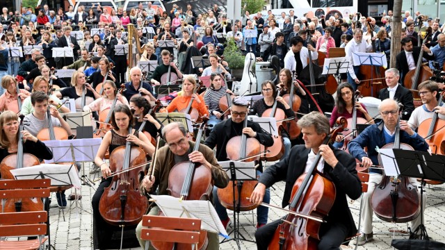 Neues Konzerthaus für München: Der Flashmob zog hunderte Musikerinnen und Musiker, Konzerthaus-Befürworter und Zuhörer an. Um auch das Interesse von Ministerpräsident Söder zu erregen, spielten die Protestler die Musik aus Söders Lieblingsfilmen: Star Wars.