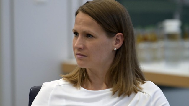 Armut: Unterhachings zweite Bürgermeisterin Johanna Zapf moderiert den Abend.