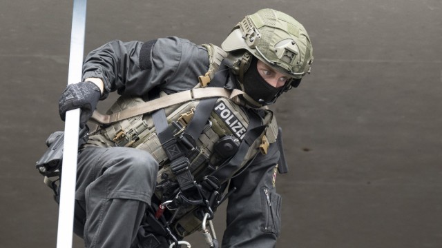SEK-Übung in Kirchheim: Beamter des Spezialeinsatzkommandos (SEK) der Polizei bei einer Übung