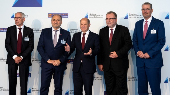 Energieversorgung: Bundeskanzler Olaf Scholz (Mitte) sieht sich der Sorge konfrontiert, Russland könnte den Gashahn auch nach Abschluss der Wartungsarbeiten von Nord Stream I nicht mehr aufdrehen.