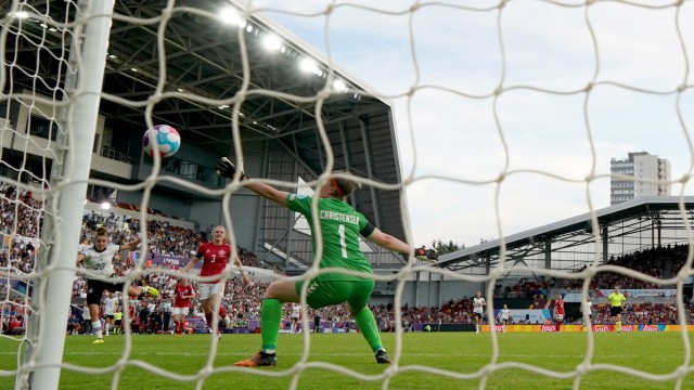 Deutschland bei der Fußball-EM: Lina Magull hämmert den Ball zum Führungstor ins Netz.