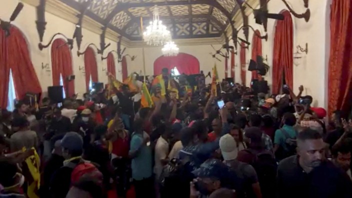 Wirtschaftskrise: Videoaufnahmen zeigen, dass die Demonstranten in das Haus des Präsidenten in Colombo eingedrungen sind.