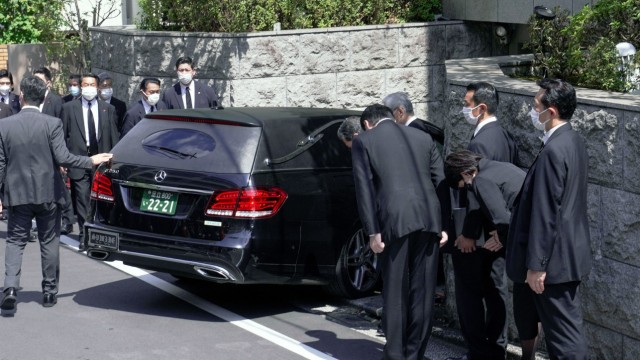Attentat auf Shinzō Abe: Ein Fahrzeug mit Shinzō Abes Leichnam kommt an seinem Haus im Tokioter Stadtteil Shibuya an.