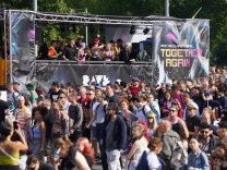 „Rave the Planet“: Zehntausende feiern bei Rave in Berlin