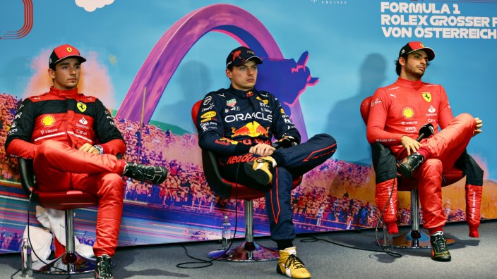Sprint in der Formel 1: Wenn zwei sich streiten, muss der Dritte zwischen ihnen den Puffer geben: Max Verstappen (Red Bull), Sieger des Sprintrennens in Spielberg, sitzt zwischen den beiden Ferrari-Piloten Charles Leclerc (links) und Carlos Sainz.