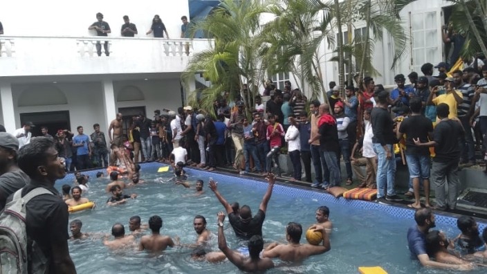 Sri Lanka: Colombo: Demo im Swimmingpool des Präsidenten