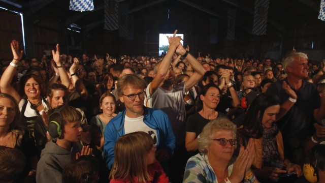 Musik: Ganz vorne dabei: junge und alte Fans beim zweiten Konzert der Chiemgauer Turbo-Kapelle im Dosch-Stadl.
